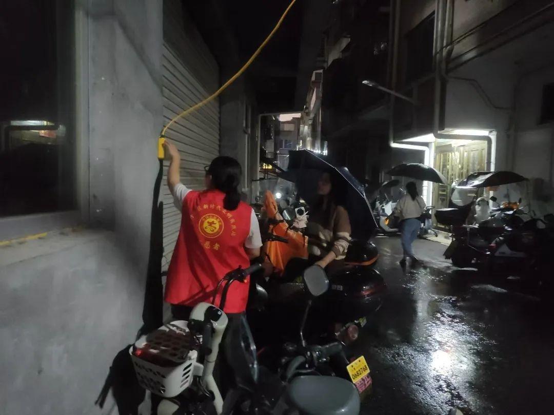 台风康妮来袭！温州乐清巾帼志愿者全力防御，守护百姓安全  第12张