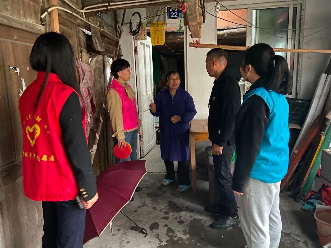 台风康妮来袭！温州乐清巾帼志愿者全力防御，守护百姓安全  第3张