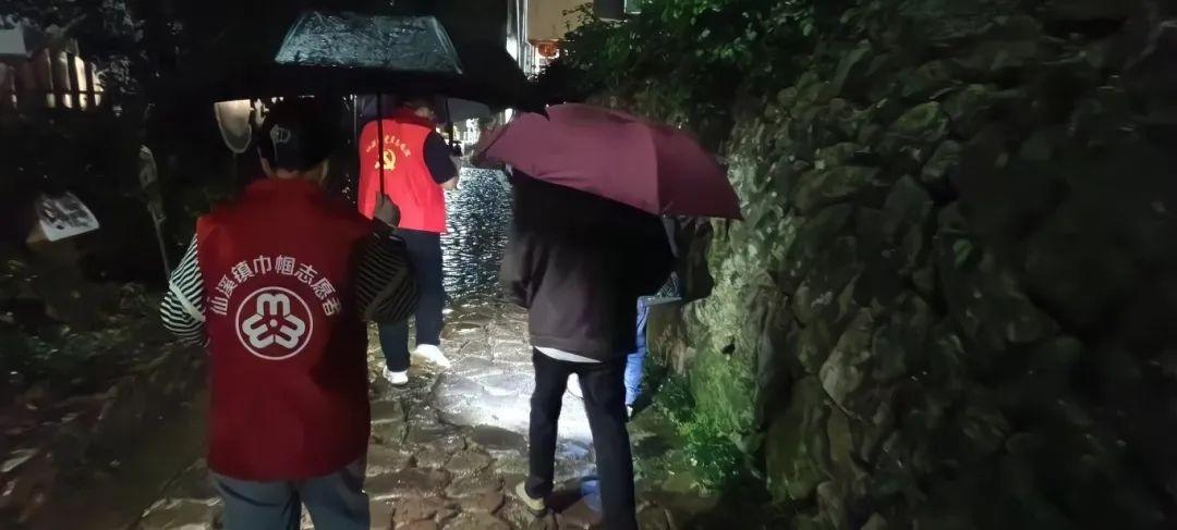 台风康妮来袭！温州乐清巾帼志愿者全力防御，守护百姓安全  第10张