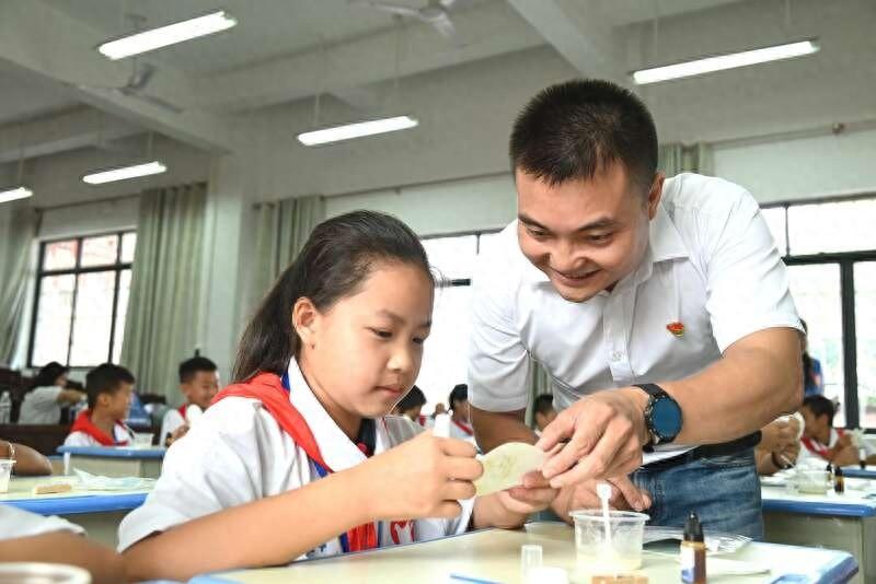 十年反哺！广西副教授设立希望科学+基金，助力贫困学子上学  第1张