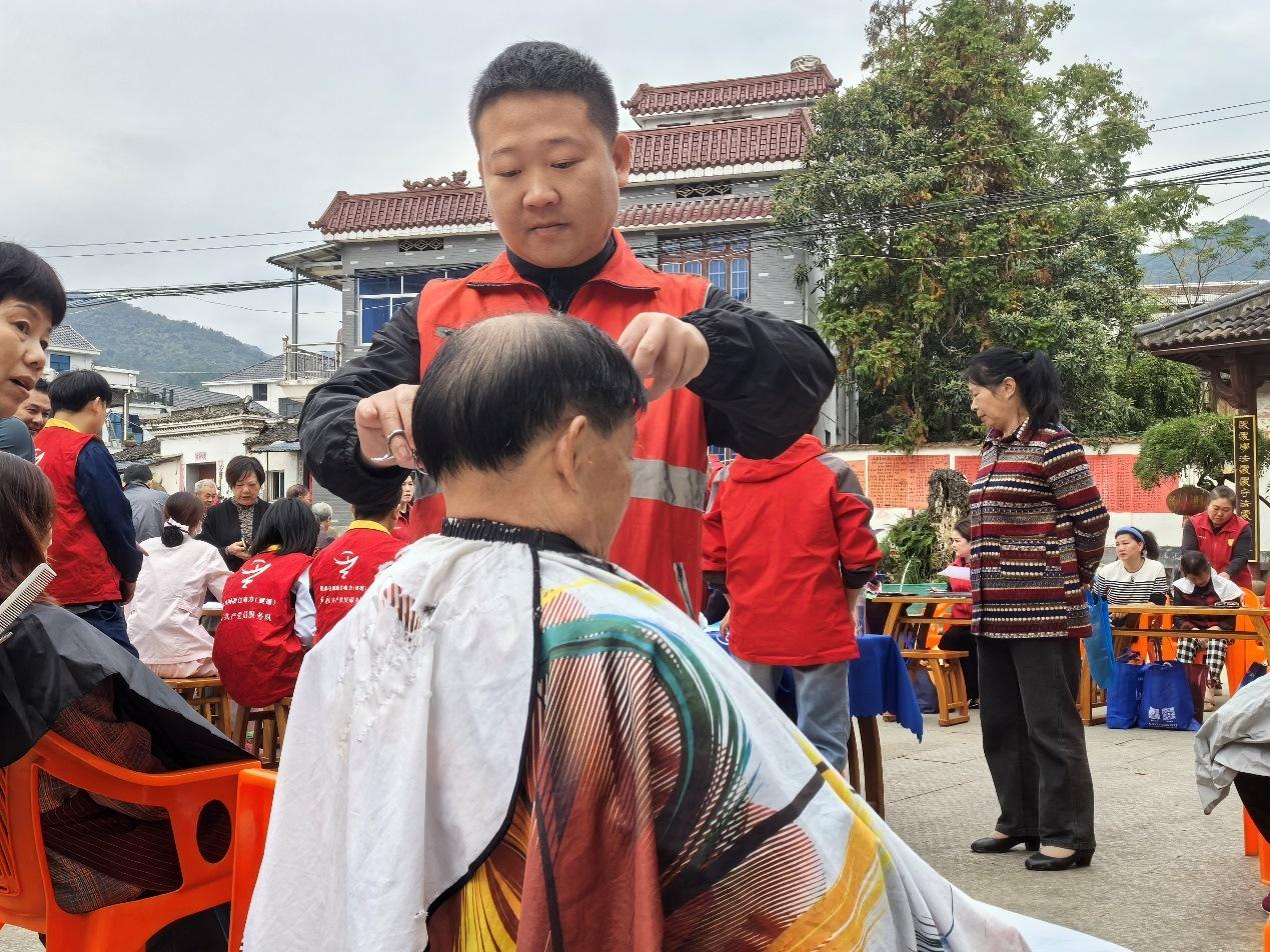 家门口免费理发、按摩推拿，还有这些暖心服务！你还在等什么？  第2张
