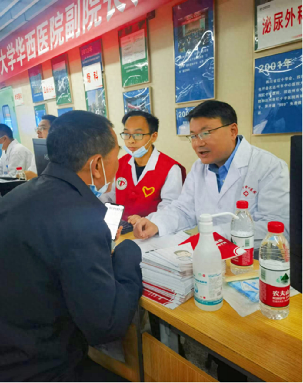 华西医院专家团队携福音降临达州，11 大科室义诊活动火热进行中  第1张