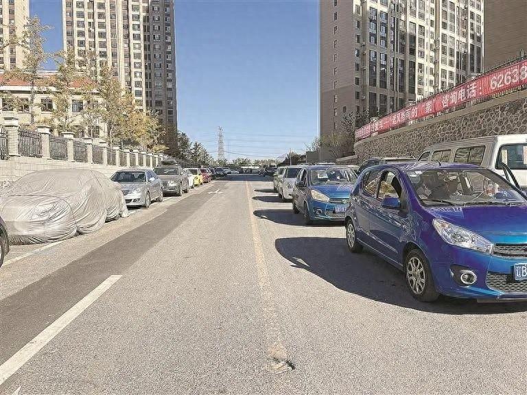 湾珠街车辆乱停乱放现象严重，车位饱和仍有车主任性违停  第1张