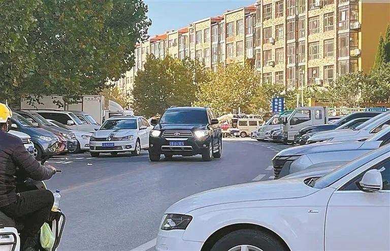 湾珠街车辆乱停乱放现象严重，车位饱和仍有车主任性违停  第2张