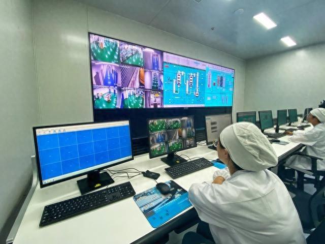 走进威利德制药总监控室，探秘 28 块 LED 屏背后的高科技  第1张