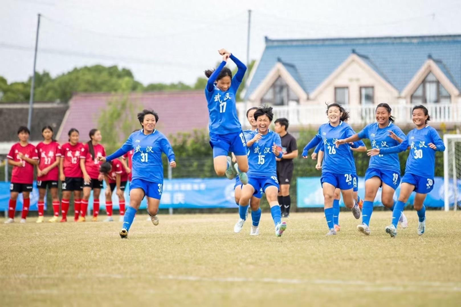 12 人女足队，半年狂揽 5 个冠军，她们是怎么做到的？