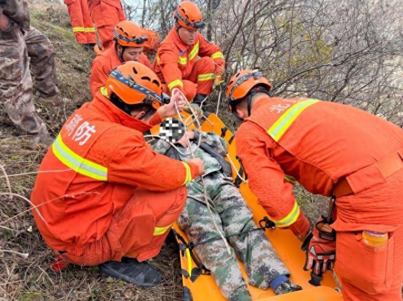 北京门头沟一护林员被困半山腰，消防紧急救援  第1张