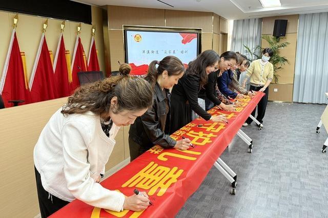 杭州建德洋溪街道妇联开展反家暴讲座，80 余妇女参加  第2张