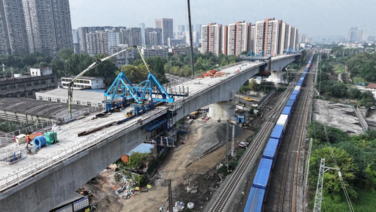 重磅！成渝中线高铁动走线跨沙河特大桥连续浇梁成功合龙  第1张