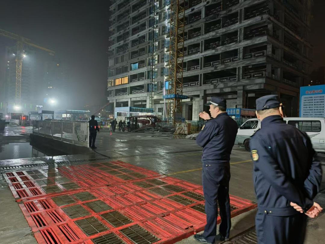 黄浦城管深夜执法，只为还你一个安静的夜晚  第2张