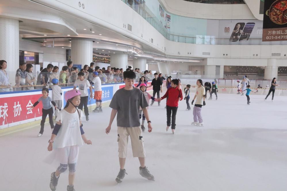 上海冰雪消费四季热：从室内雪场到直飞航班，冰雪运动热潮来袭  第2张