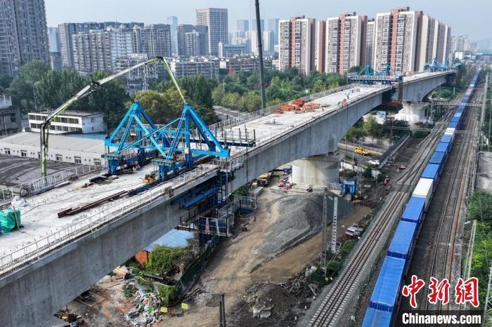成渝中线高铁动走线跨沙河特大桥连续梁顺利合龙，为全线通车奠定坚实基础  第2张