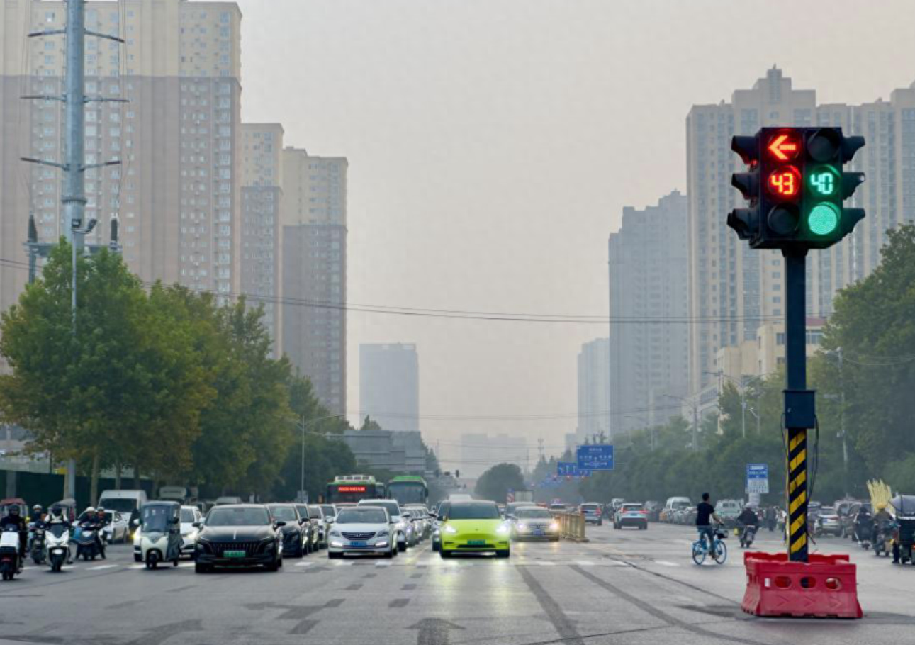 地铁八号线丈八东路段通行受阻，西安交警如何破局？