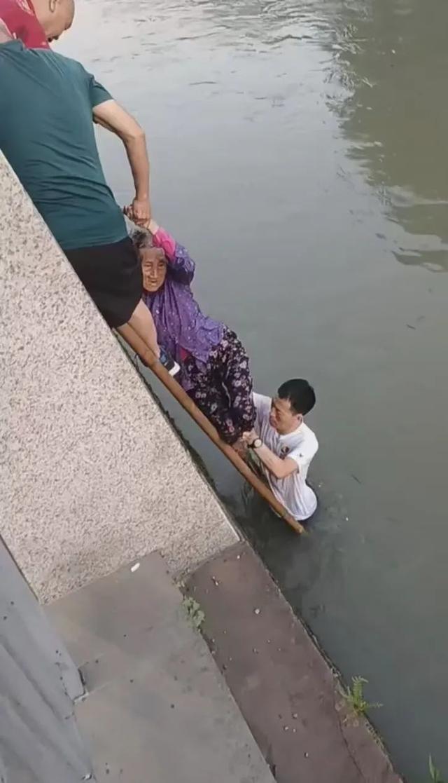 成都一教师晨跑中勇救落水老人，荣获最美新都人称号  第2张