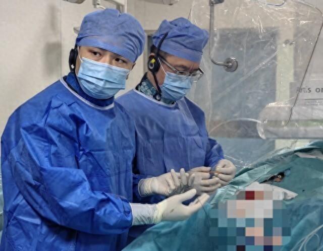 被医生耽误的文科生：坚守初心，用朴素英雄主义书写医者仁心  第1张
