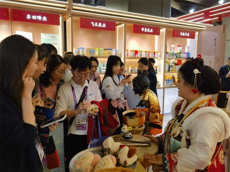 第七届进博会陕西老字号步行街展区对外开放，大唐不夜图惊艳全场  第5张