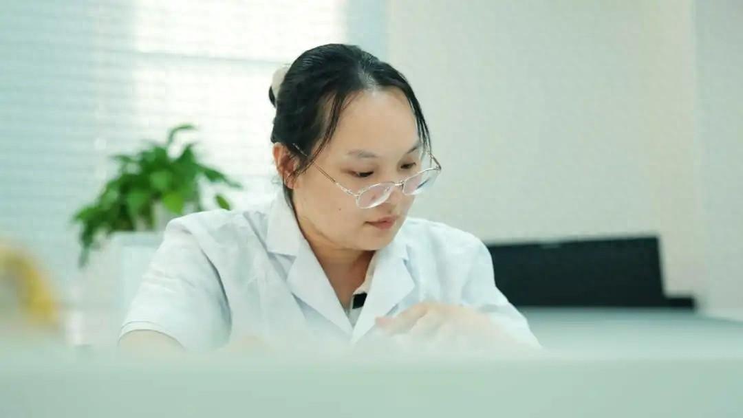十年学医路，轮椅上的她如何在国家资助下成长为自强之星？