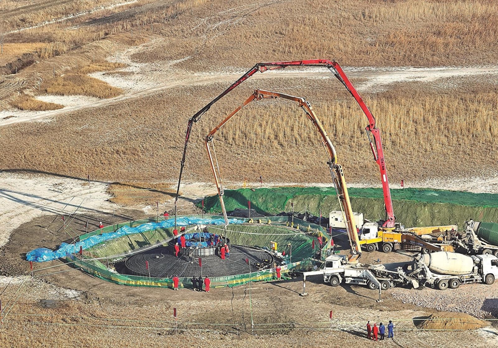 大庆油田绿色转型：首台风机基础浇筑完成，60万千瓦风光发电项目迈入新阶段
