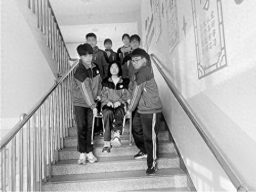 轮椅上的校园守护者：同学们的爱心接力，温暖了张思琪的求学路  第1张