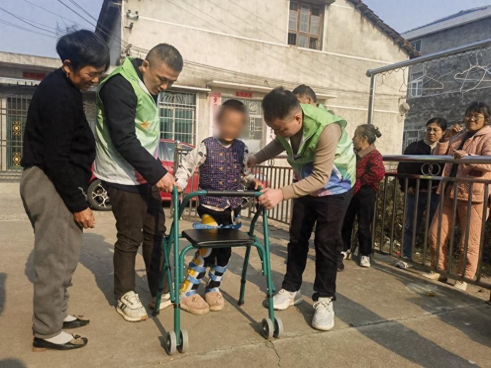 10岁脑瘫男孩周翱翔装上矫形器，站立行走不再是梦  第1张