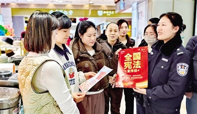 民警走进商场普法宣传，宪法之光照亮青少年法治之路  第1张