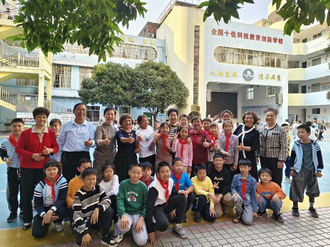 国家宪法日，七位五老宣讲员走进校园，为青少年普法护航，你家孩子学到了吗？  第4张