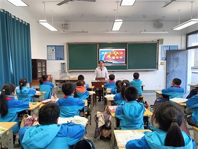 黟县宏村学校宪法日主题教育：晨读、班会、歌声，全方位弘扬宪法精神  第1张
