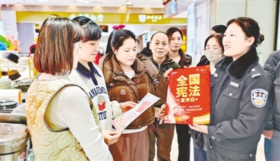 民警走进校园，宪法与禁毒普法齐宣传，法治之光照亮未来  第1张