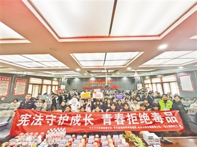 民警走进校园，宪法与禁毒普法齐宣传，法治之光照亮未来  第2张