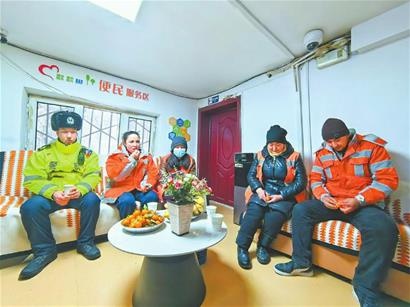 24小时不打烊的‘歇歇角’：保洁员和交警的暖心驿站，温馨如家