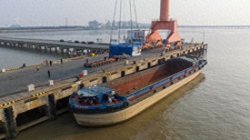 海太长江隧道盾构机核心部件抵达，5000吨巨兽即将苏醒，16.64米直径创纪录