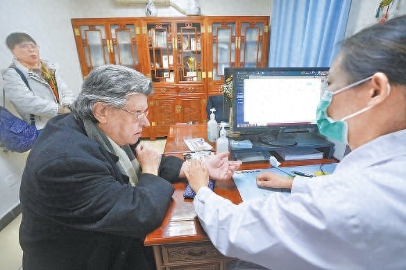 三里屯中医馆圈粉洋患者：77岁比利时老人30年北京情，双语诊疗成亮点