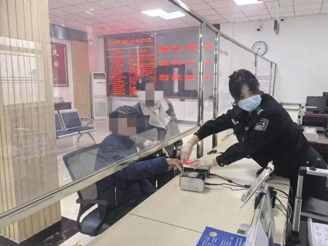 星辰月下藏蓝色光芒：警营故事里的温暖与感动