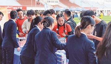 江南大学校园马拉松惊现反洗钱宣传专区，工行滨湖支行带你揭秘金融诈骗黑幕  第1张