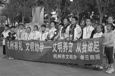 杭州社区文明养宠新举措：小小劝导员与宠物便便箱的奇妙相遇  第2张