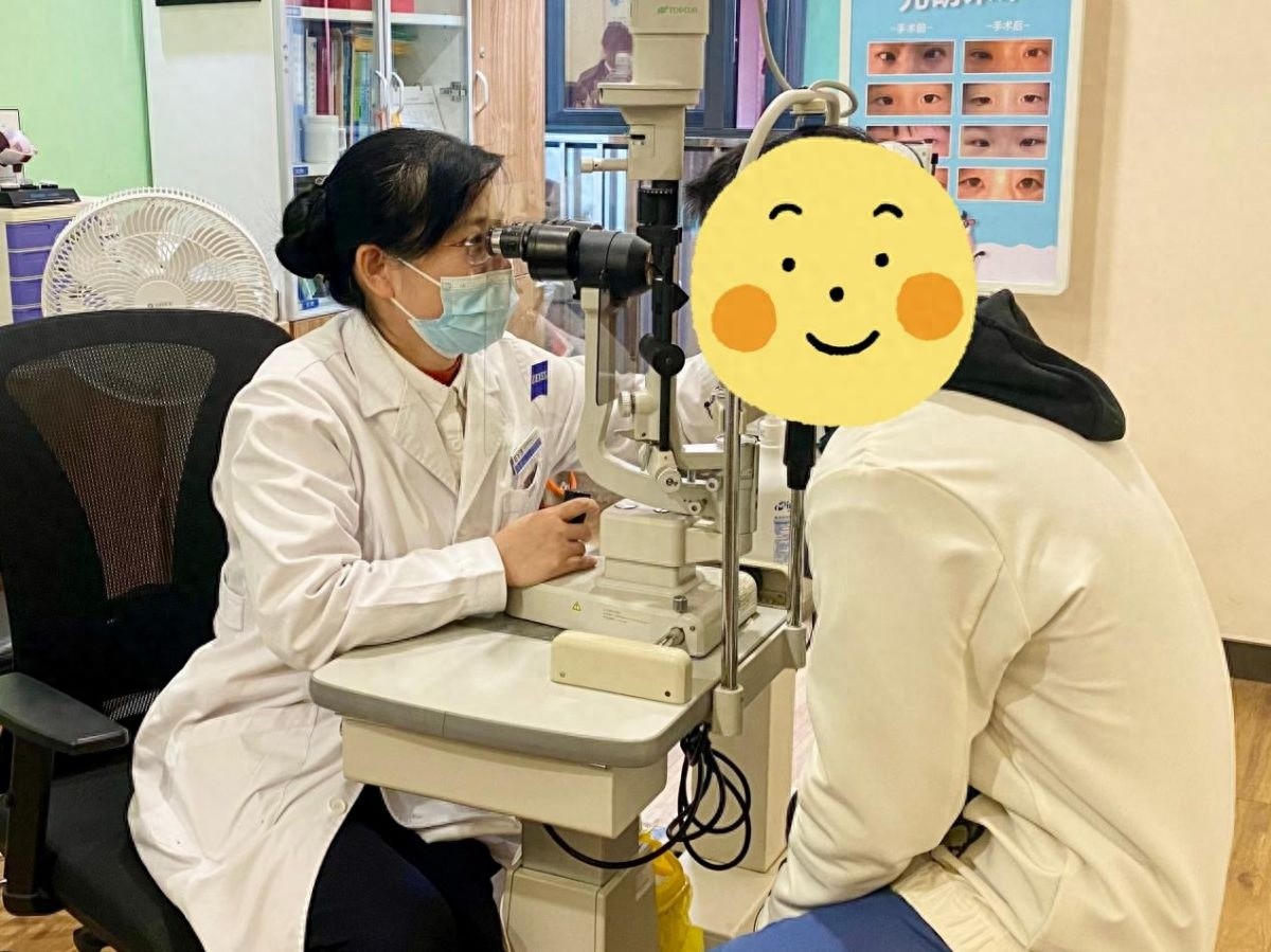 11岁小周近视度数两年飙升至425度，家长忽视定期复查成主因
