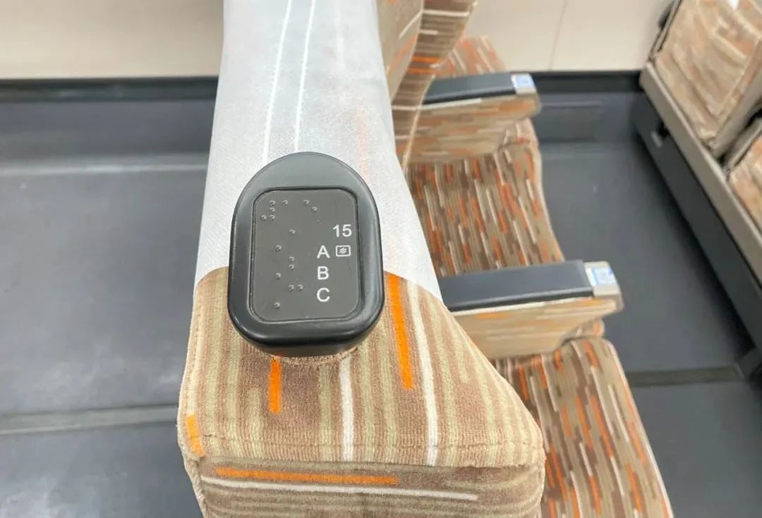复兴号座椅靠背上的犄角，竟然是乘务员旋转座椅的小把手  第2张
