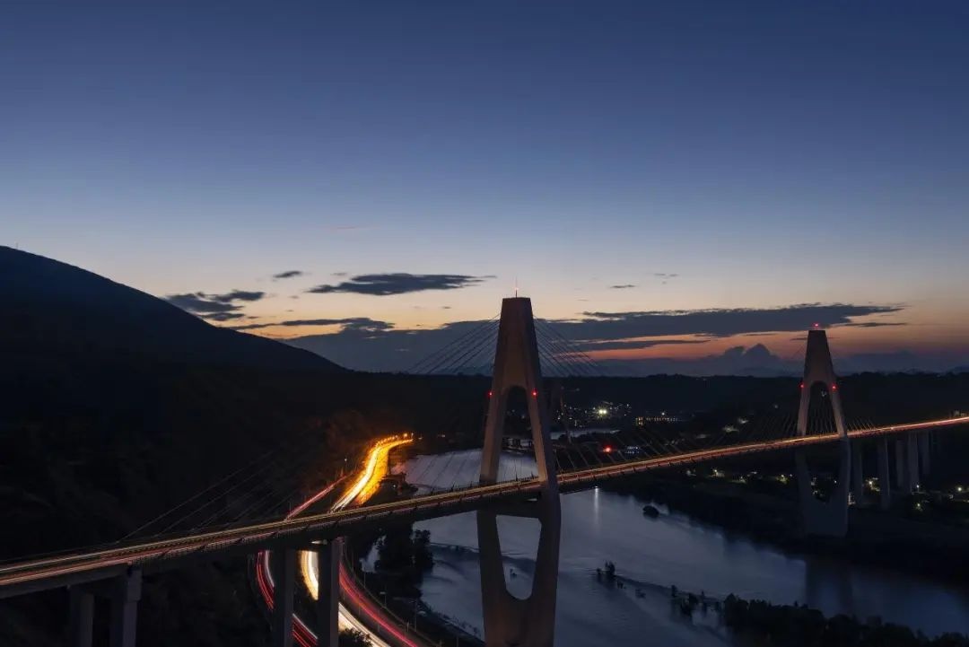 黄河之滨,兰州的灵魂坐标:探寻千年古都的灵性与浪漫 第9张 黄河之滨,兰州的灵魂坐标:探寻千年古都的灵性与浪漫 第9张