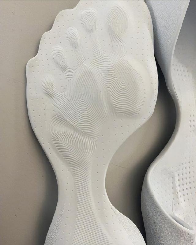 巴黎世家秋季新款Zero Shoes：让脚趾隐身的神奇设计，光脚穿鞋的错觉体验  第7张