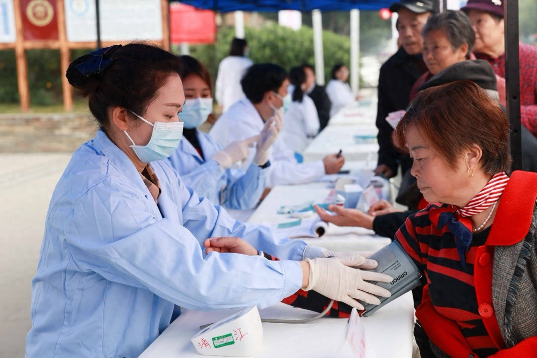 12月3日成都高新区艾滋病预防宣传活动：专家现场解析，消除误解，倡导关爱