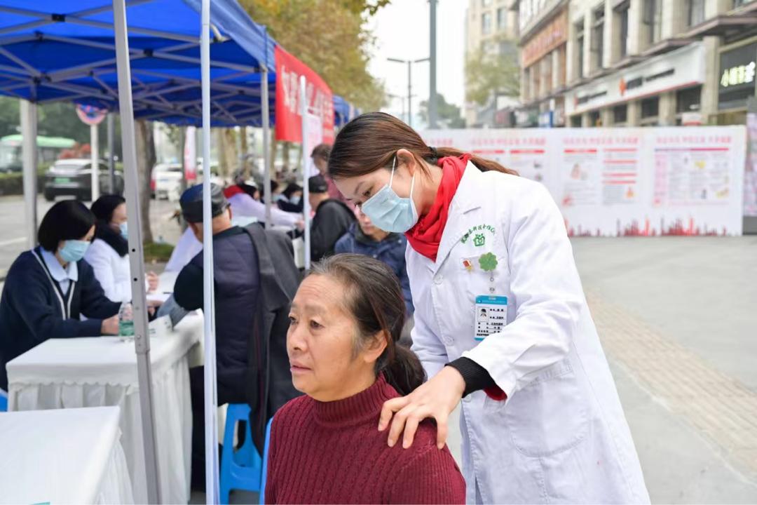 12月3日成都高新区艾滋病预防宣传活动：专家现场解析，消除误解，倡导关爱  第2张