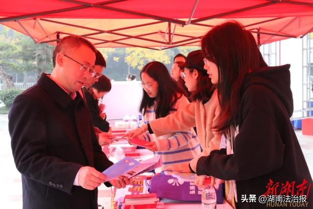 湘潭市2024年宪法宣传周：法治与非遗的奇妙交融，市民共享文化盛宴  第2张