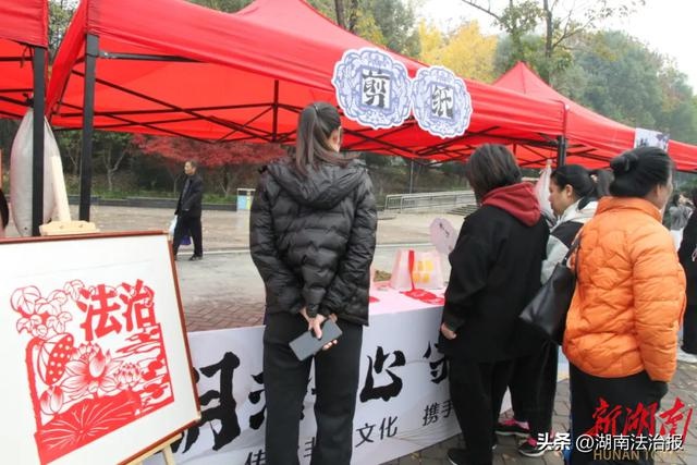湘潭市2024年宪法宣传周：法治与非遗的奇妙交融，市民共享文化盛宴  第3张