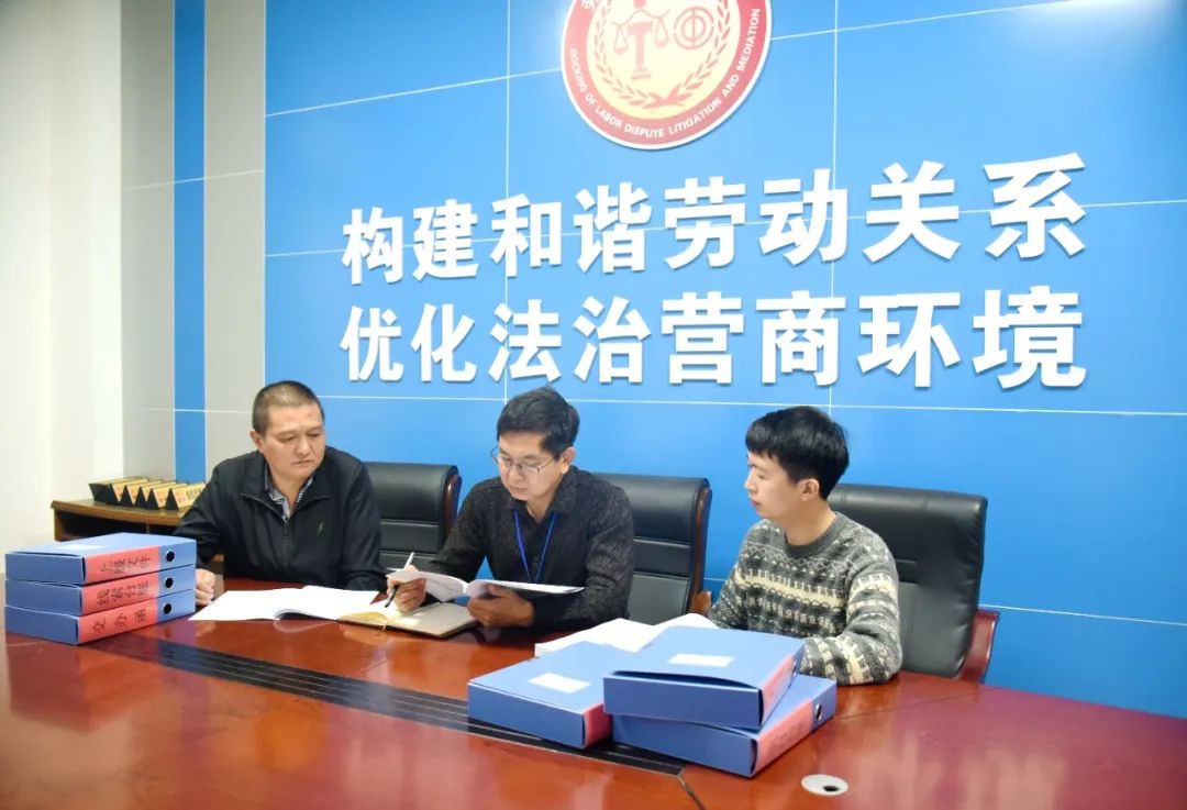 上犹县纪委监委倾情护薪，24名农民工终于拿到拖欠工资，现场感人一幕曝光  第2张