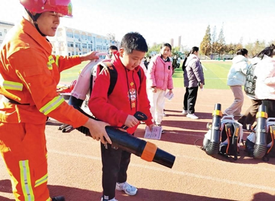 辛安街道森林防火宣传进大集，1200份宣传材料让居民深刻认识火灾危害  第1张