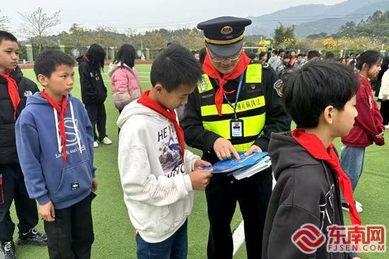 双语普法先锋张作掀：用客家话点亮法律之光，为乡亲带去法律曙光  第2张
