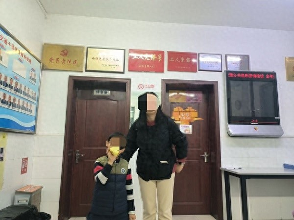 786路公交司机暖心救助走失小学生，安全送回焦急母亲怀抱  第1张