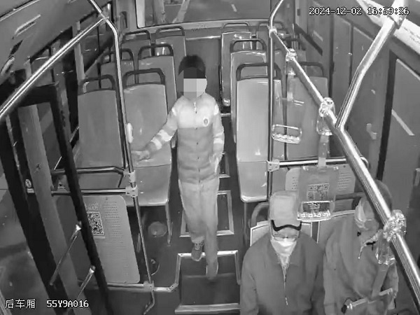 786路公交司机暖心救助走失小学生，安全送回焦急母亲怀抱  第3张