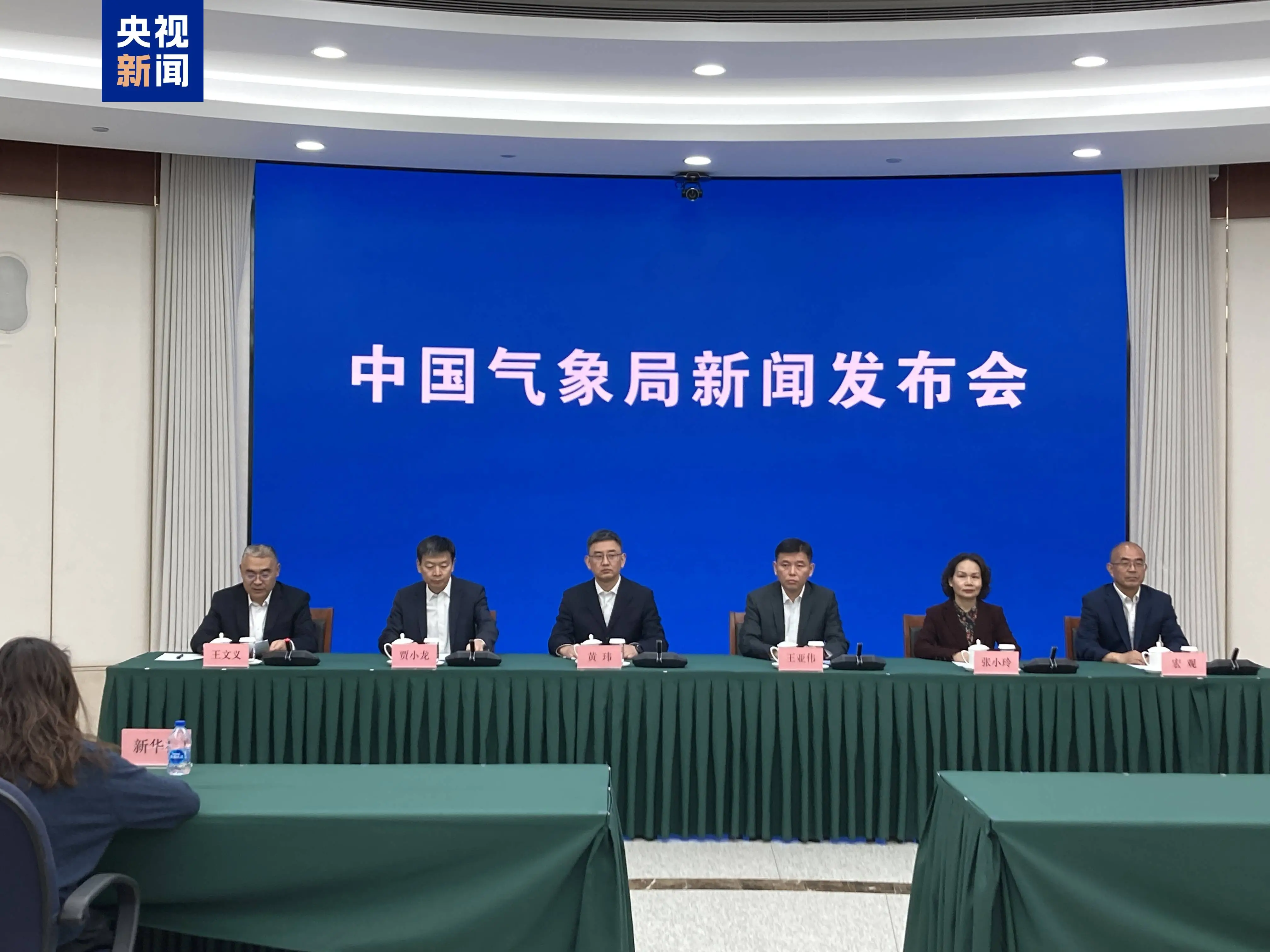 11月气温创历史新高，12月天气预测揭秘：冷空气与极端降水的双重挑战  第1张