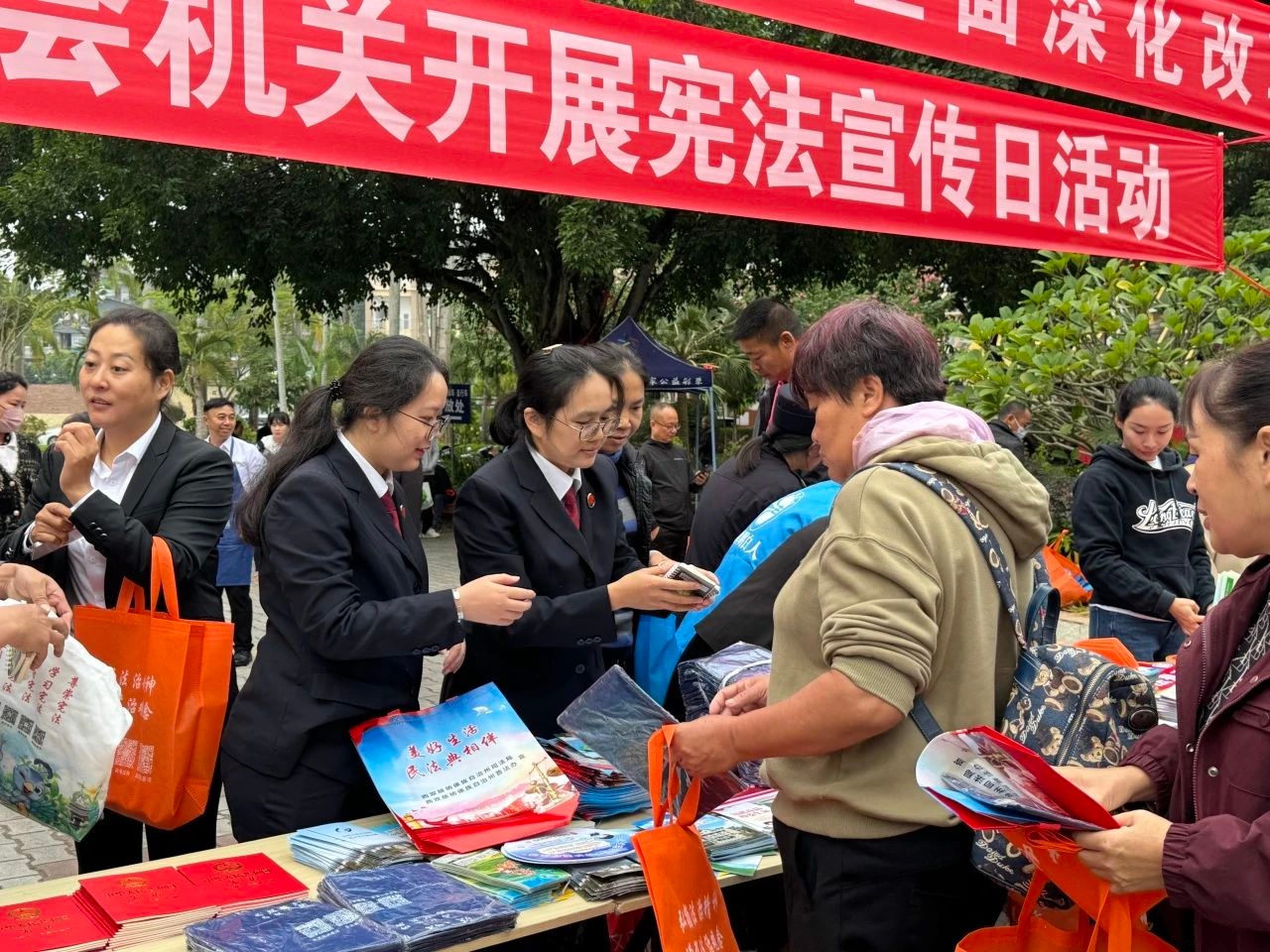 12月4日，勐腊县人民检察院在宪法日庄严宣誓，誓言铿锵有力，彰显法治决心  第4张
